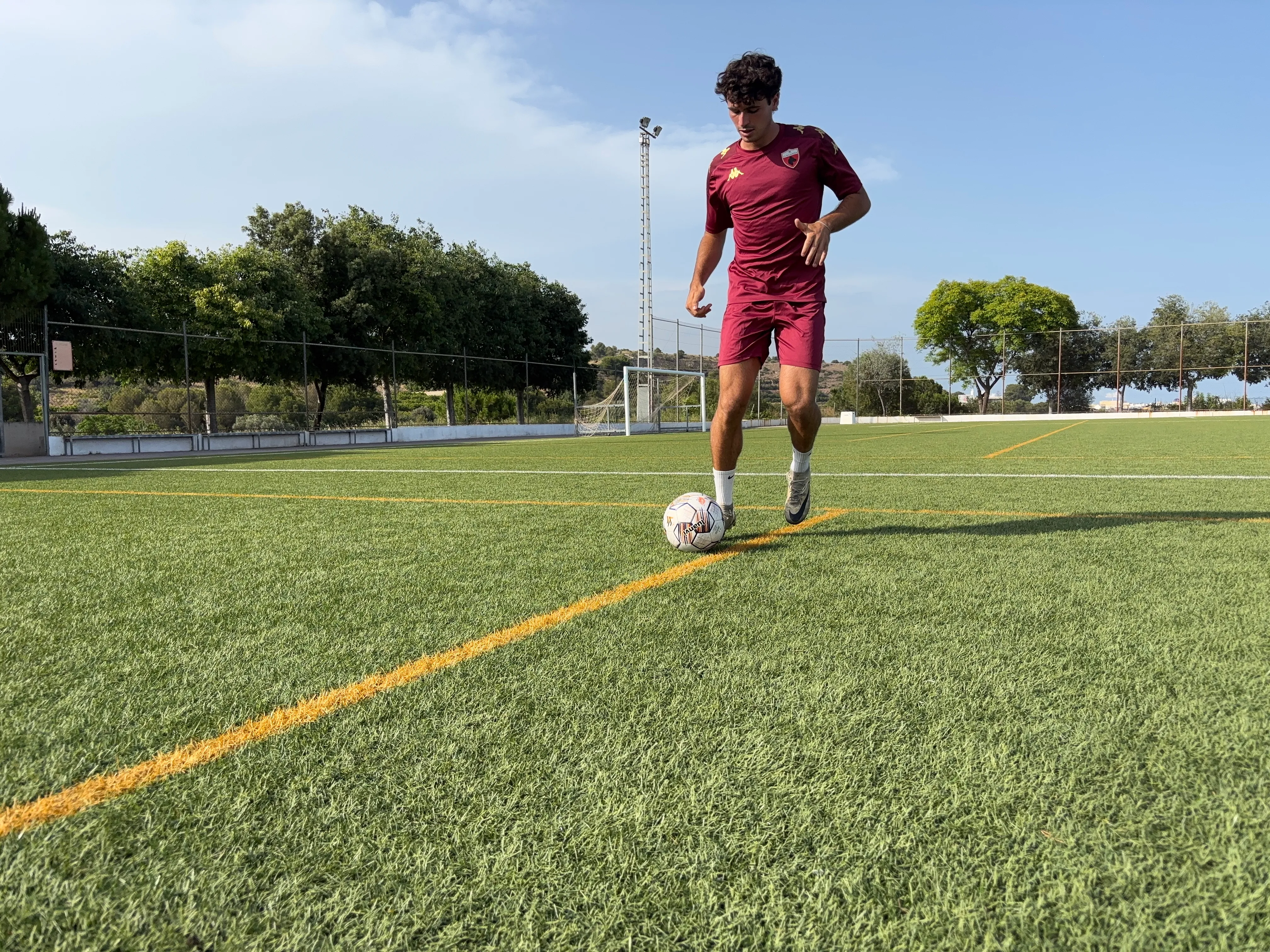 Jugador con balón en el campo